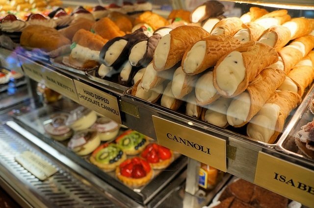 Canolis de Ferrara Bakery