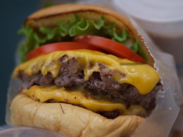 Esta semana en Nueva York se puede tomar una hamburguesa rica, también.