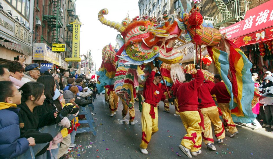 Bailando con el dragón en el desfile de Año Nuevo Chino.