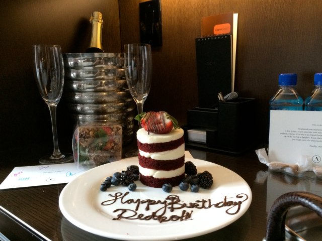 Tarta de cumpleaños en el hotel