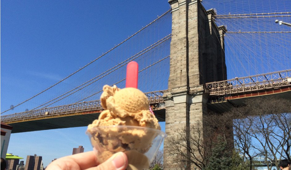Helado del Brooklyn Ice Cream Factory con el Puente de Brooklyn detrás, Nueva York.