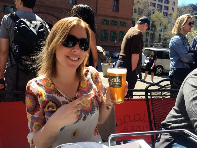 Abby disfrutando de una cerveza en Juliana’s Pizza Brooklyn