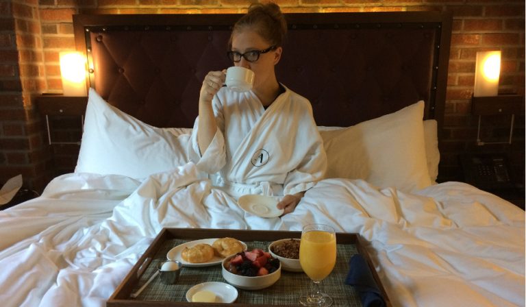 Abby desayunando en el Hotel Archer Nueva York