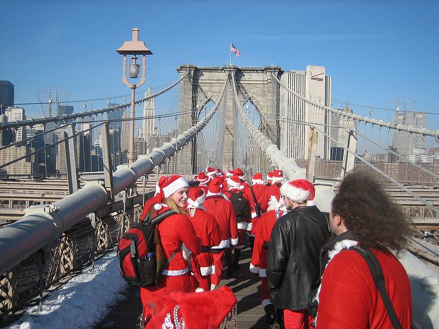 Cruzar el Puente de Brooklyn es algo que hacer en Nueva York el día de Navidad