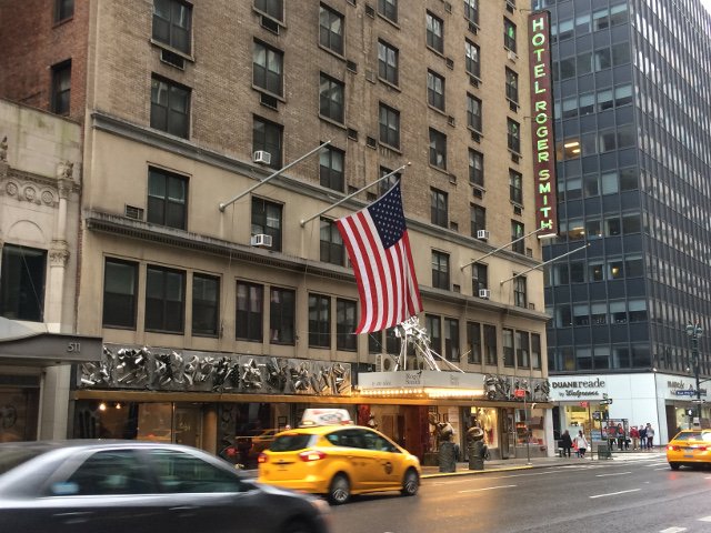 Edificio de entrada al Hotel Roger Smith Nueva York