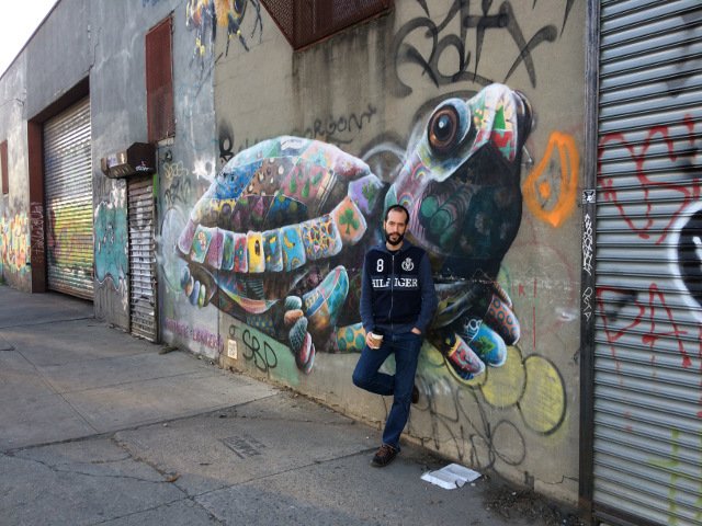 Pedro visitando el barrio de Bushwick en Brooklyn