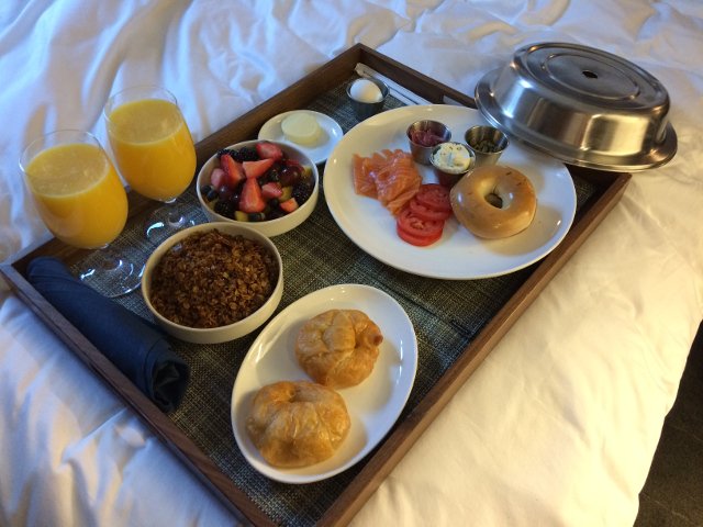 Desayuno en la habitación del Hotel Archer Nueva York