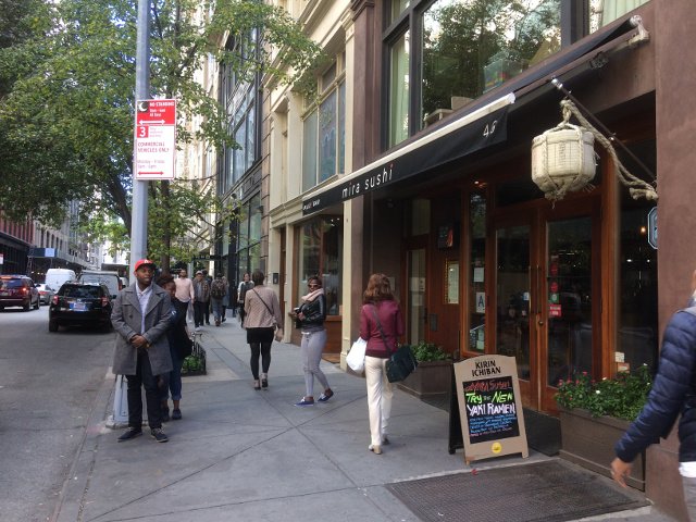 Exterior del Restaurante Mira Sushi en Nueva York