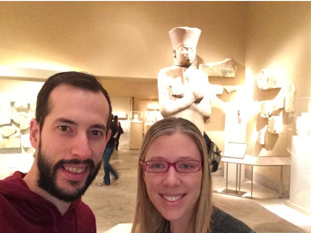 Pedro y Abby visitando el Museo Metropolitan