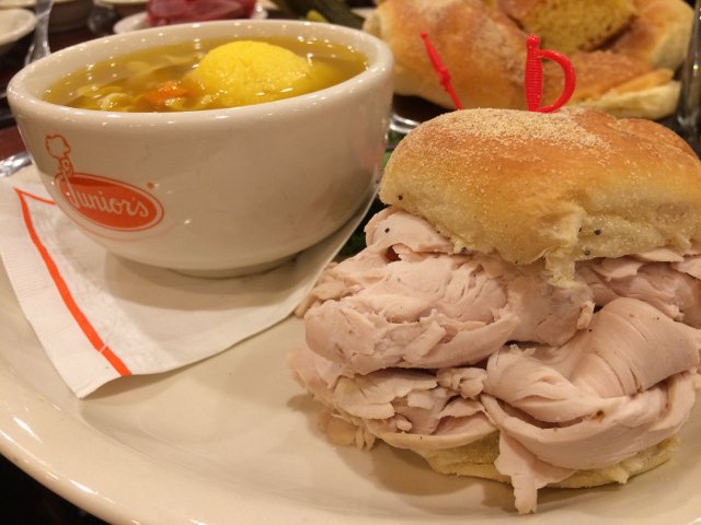 Sopa matzo ball y sándwich de pavo en el restaurante Junior's Brooklyn en Nueva York