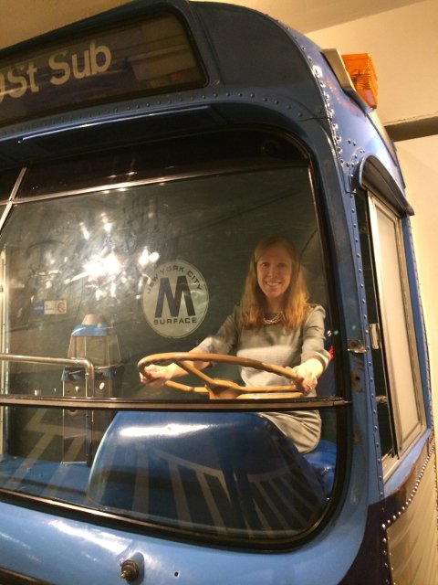 Abby conduce el autobús en el Museo de Tránsito de Nueva York