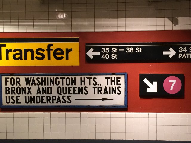 Carteles del metro de Nueva York en el Museo de Tránsito de Nueva York