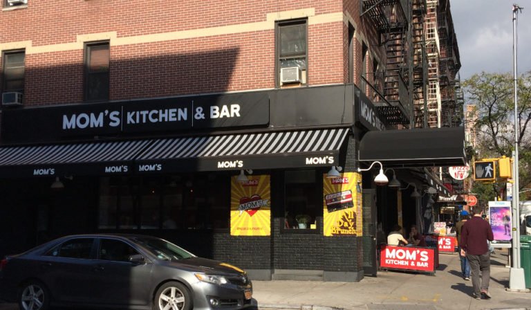 Entrada a Mom's Kitchen and Bar en Nueva York
