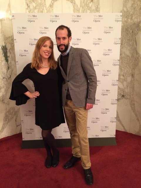 Pedro y Abby antes de entrar a la Ópera Metropolitana de Nueva York
