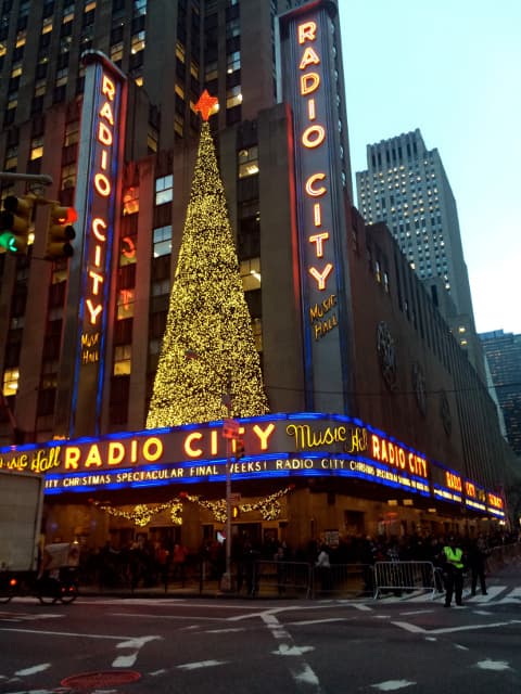 Hay que asistir a un espectáculo en Radio City en Navidad