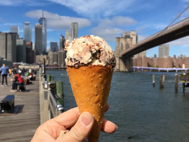 Tomando helado en el Puente de Brooklyn aprendiendo Inglés