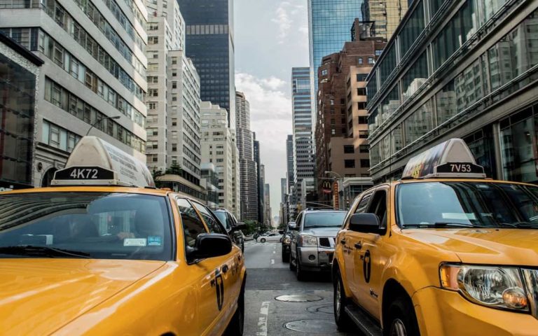Taxi en Nueva York aumentando su trabajo por el turismo de vacunas