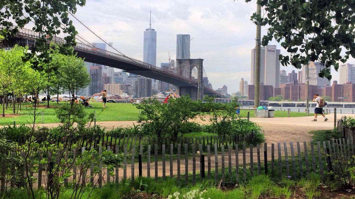 Vista desde Brooklyn Bridge Park, con el puente de Brooklyn y rascacielos al fondo