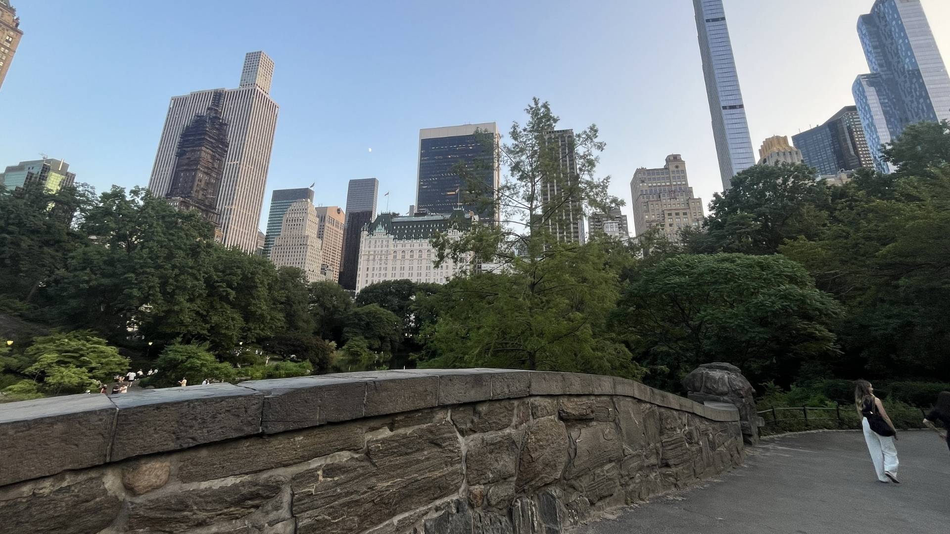 Vista de los edificios de Manhattan desde un sendero de Central Park