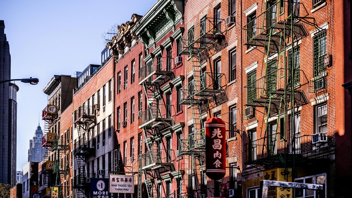 Edificios residenciales con escaleras de incendio en Chinatown, Nueva York