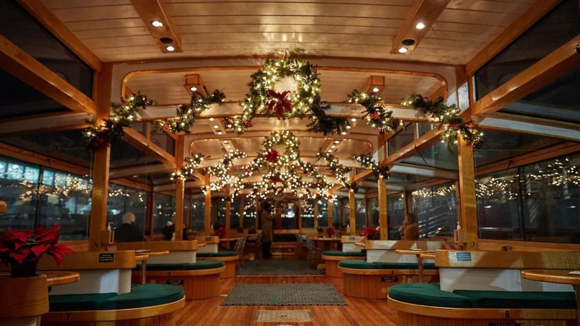 Crucero navideño frente a las luces de Nueva York