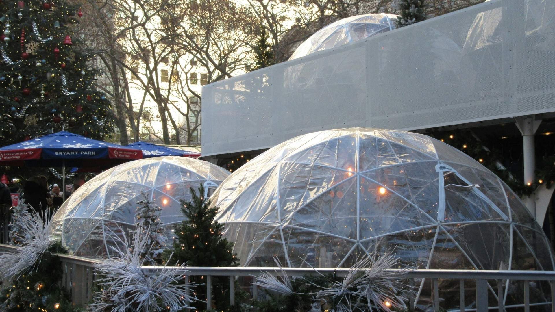 Cúpulas transparentes junto a árboles decorados en Bryant Park