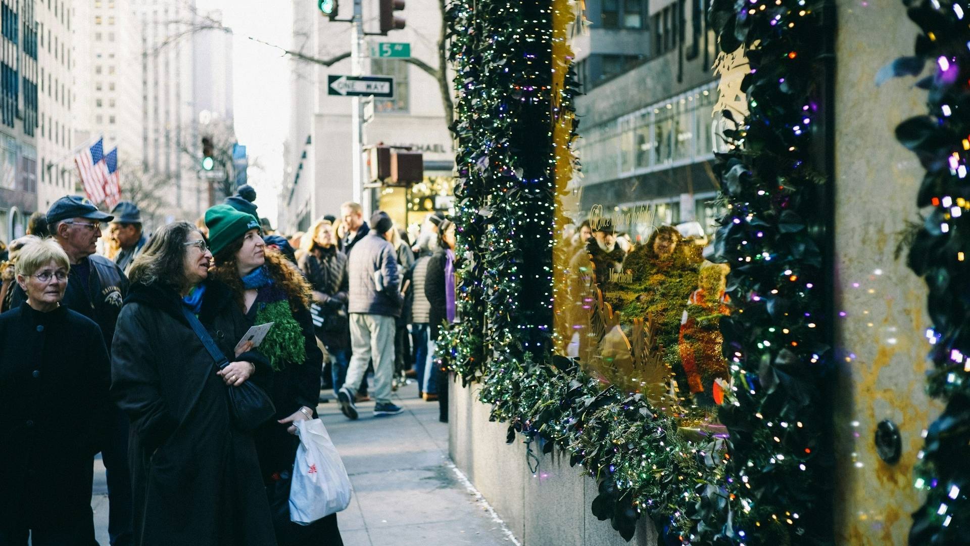 Paseando en diciembre en Nueva York con escaparates de Navidad