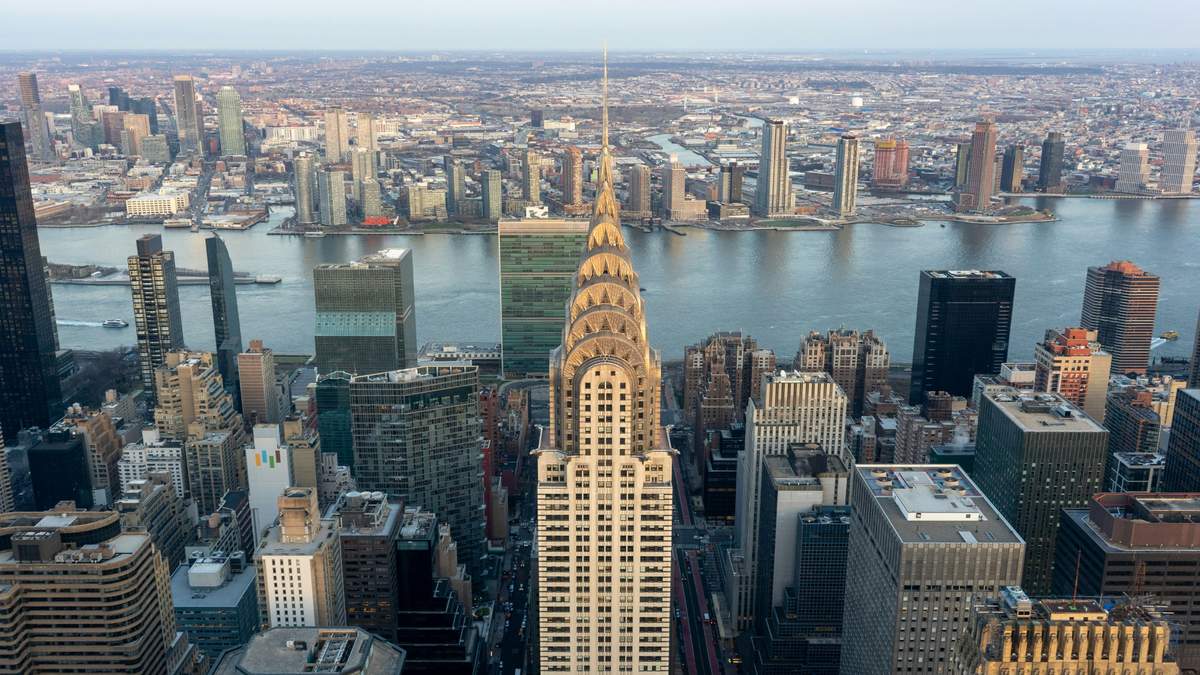 Vista aérea del edificio Chrysler con el East River al fondo – Nueva York