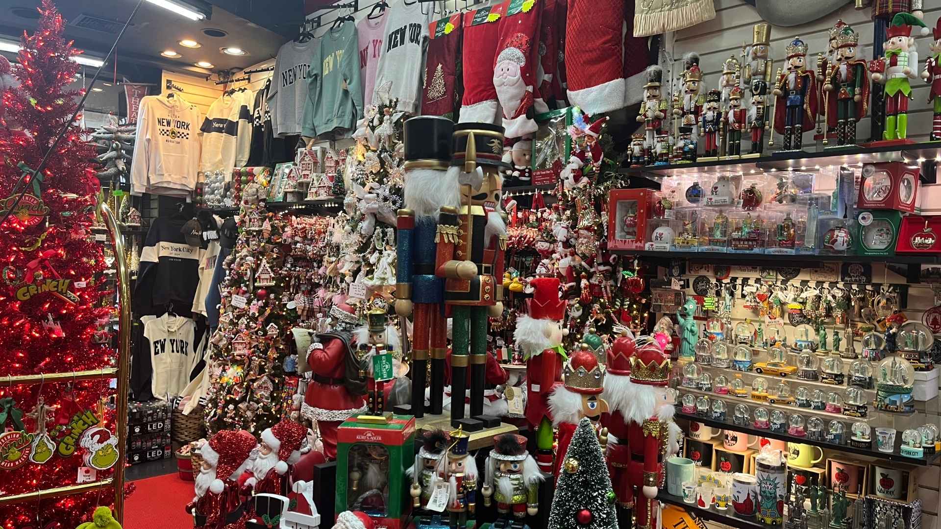 Árboles decorados, figuras de Papá Noel y adornos en Christmas Cottage