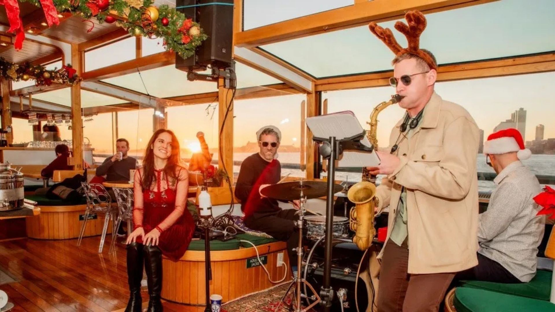 Saxofonista durante una celebración a bordo de un barco