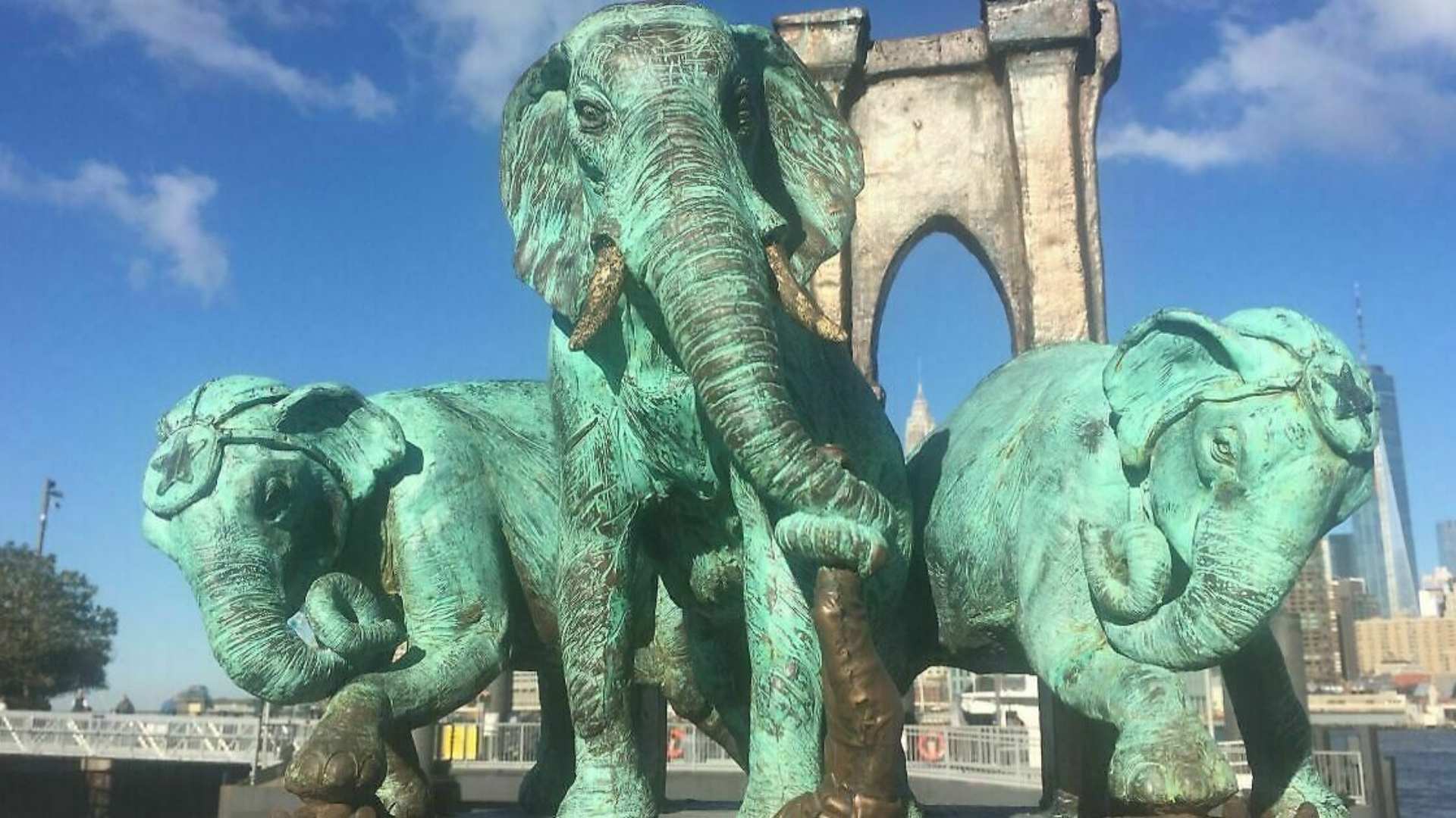 Escultura de elefantes relacionada con la historia del Puente de Brooklyn en Nueva York