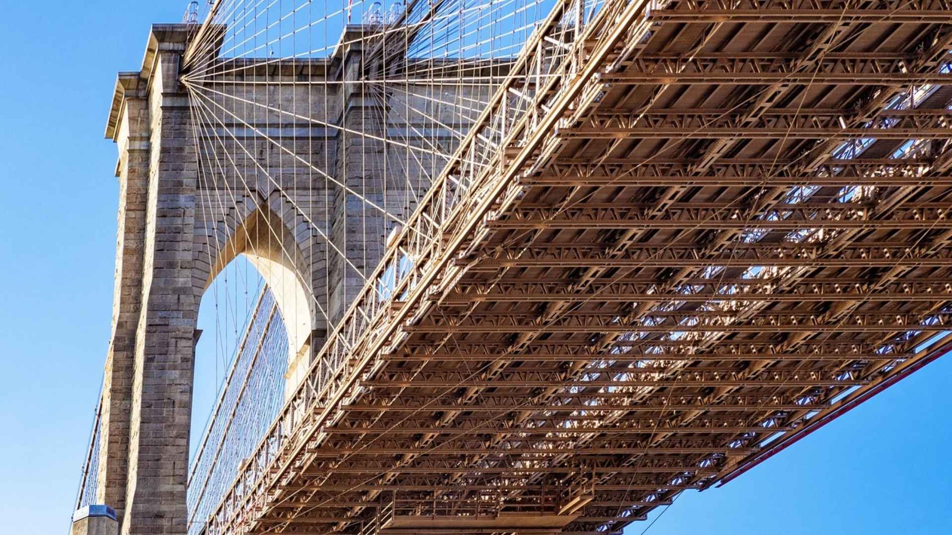 Vista inferior de la estructura metálica del Puente de Brooklyn en Nueva York