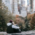 Pareja abrazada en Central Park con los rascacielos de Manhattan al fondo