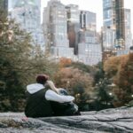 Pareja abrazada en Central Park con rascacielos de Manhattan al fondo