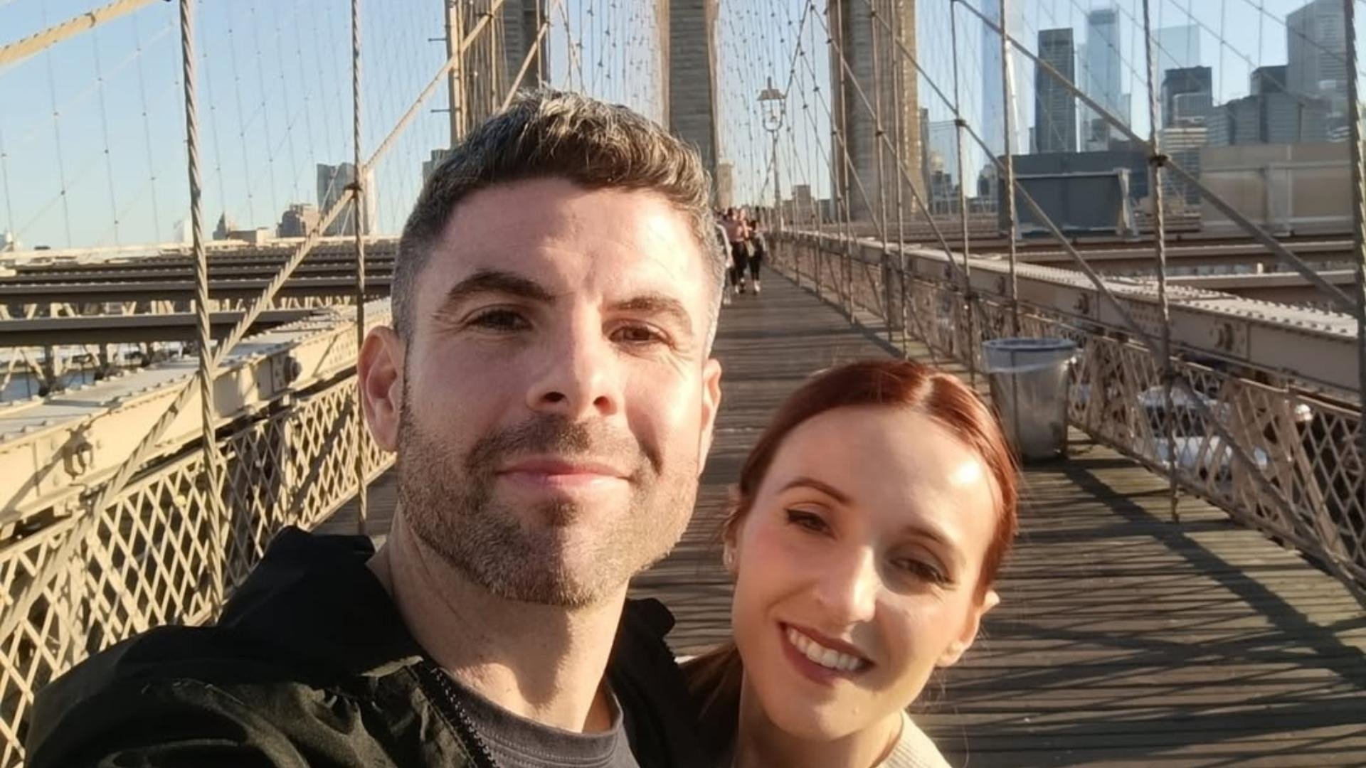Pareja haciéndose una fotografía en el Puente de Brooklyn