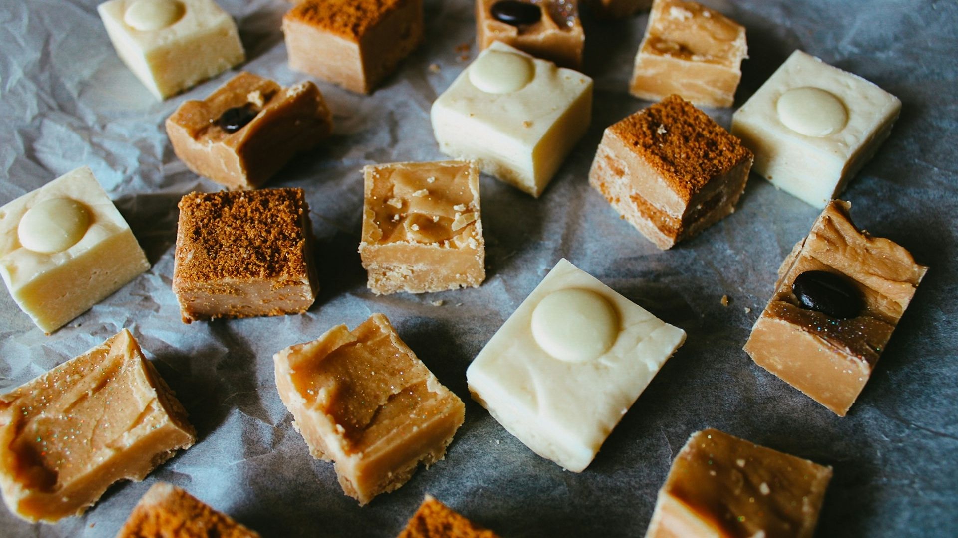 Porciones de fudge de distintos sabores sobre papel de horno