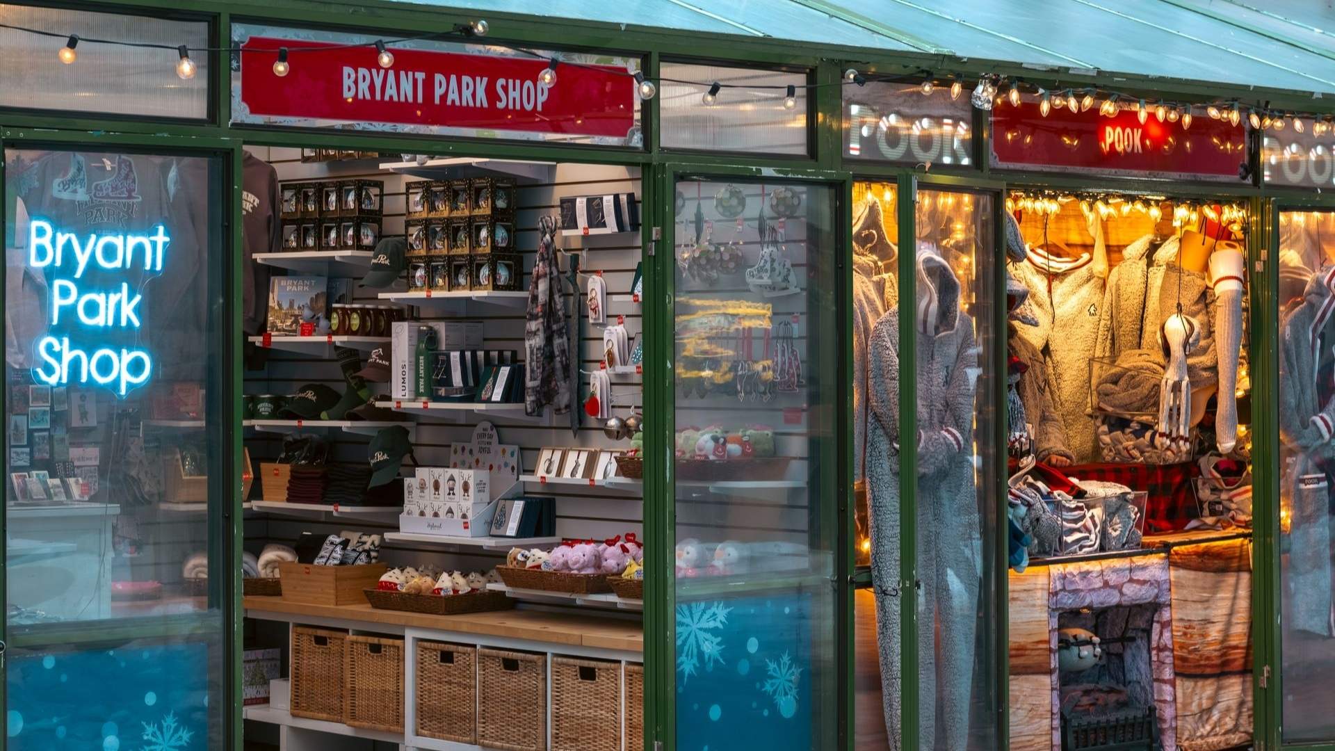 Quioscos acristalados con el cartel Bryant Park Shop y productos expuestos