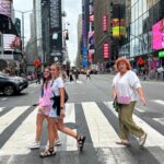 Tres viajeras cruzando una calle en Times Square